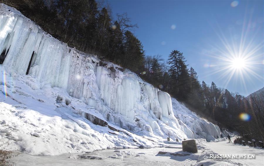 Потоки воды, остановленные зимой: замерзшие водопады ландшафтного парка Вантяньэ