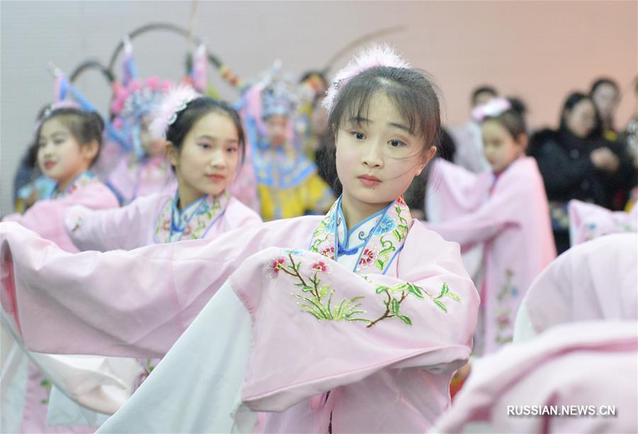В Хух-Хото прошел детский концерт пекинской оперы в честь приближающегося праздника Весны