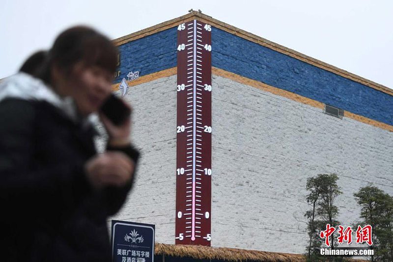В Чунцине появился гигантский термометр высотой 11 метров