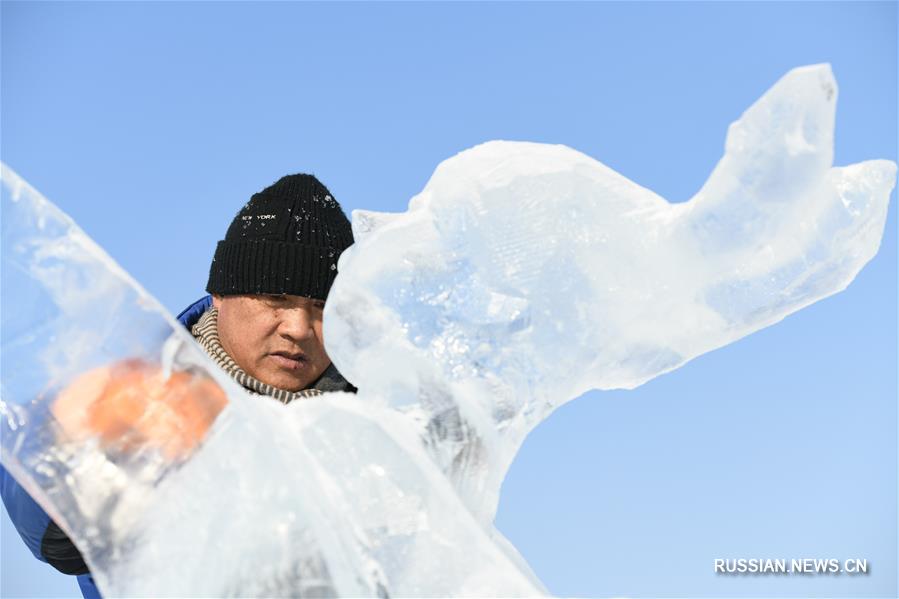 Участники 33-го Харбинского международного конкурса ледяных скульптур приступили к работе