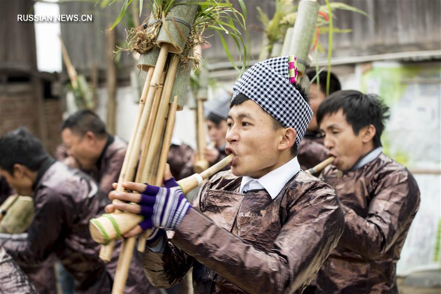 Звуки бамбуковых флейт приветствуют приход мяоского Нового года