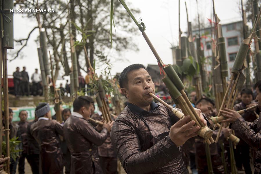 Звуки бамбуковых флейт приветствуют приход мяоского Нового года