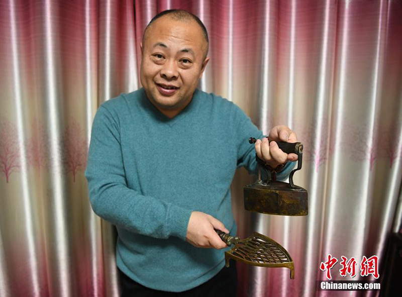 Житель провинции Цзилинь собрал более 40 утюгов