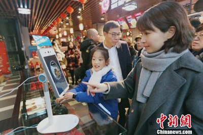 На одной из торговых улиц Вэньчжоу появилась функция оплаты через распознавание лица