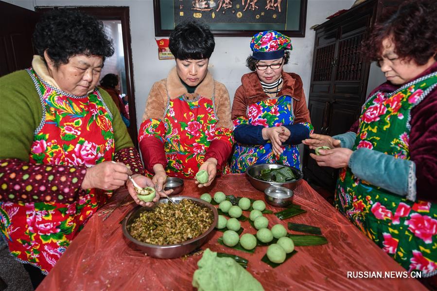 В деревне Шэнли провинции Чжэцзян на востоке Китая готовятся к наступающему празднику Весны