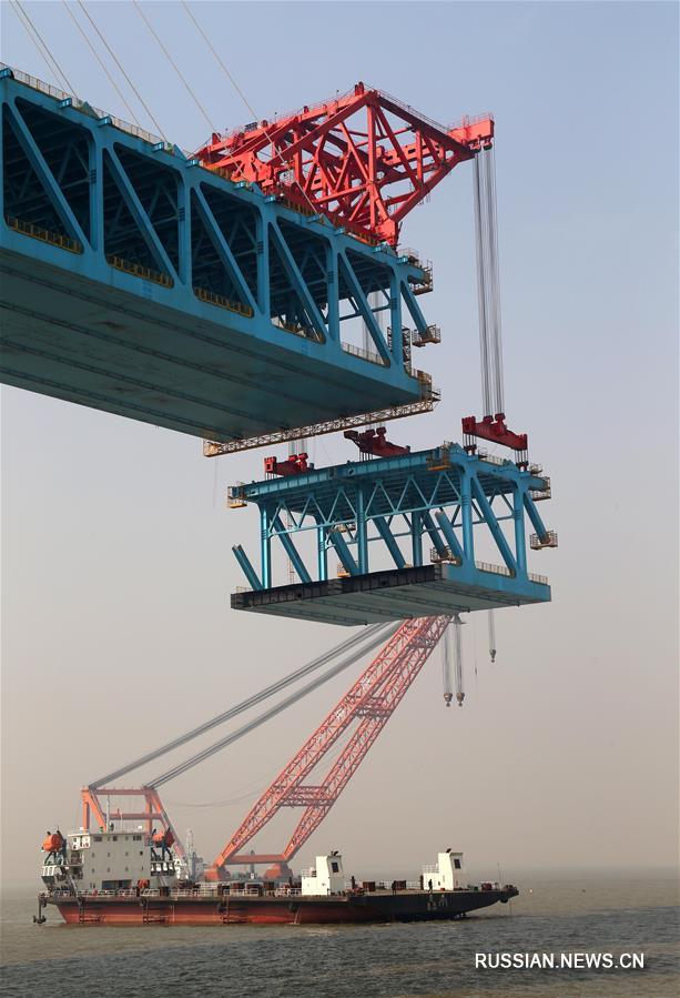 На строительстве моста Хутун через Янцзы установили первую в этом году секцию пролета