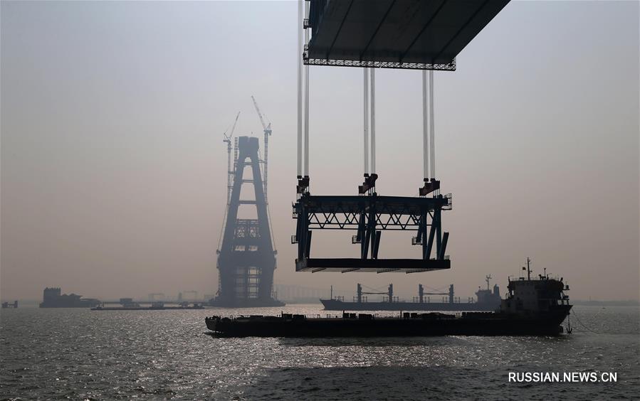 На строительстве моста Хутун через Янцзы установили первую в этом году секцию пролета