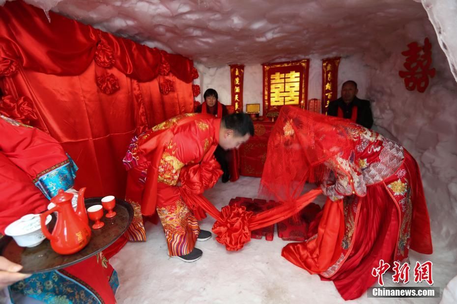 Китайская пара сыграла свадьбу в снежном доме