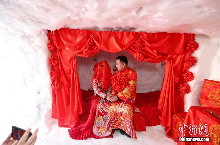 Китайская пара сыграла свадьбу в снежном доме