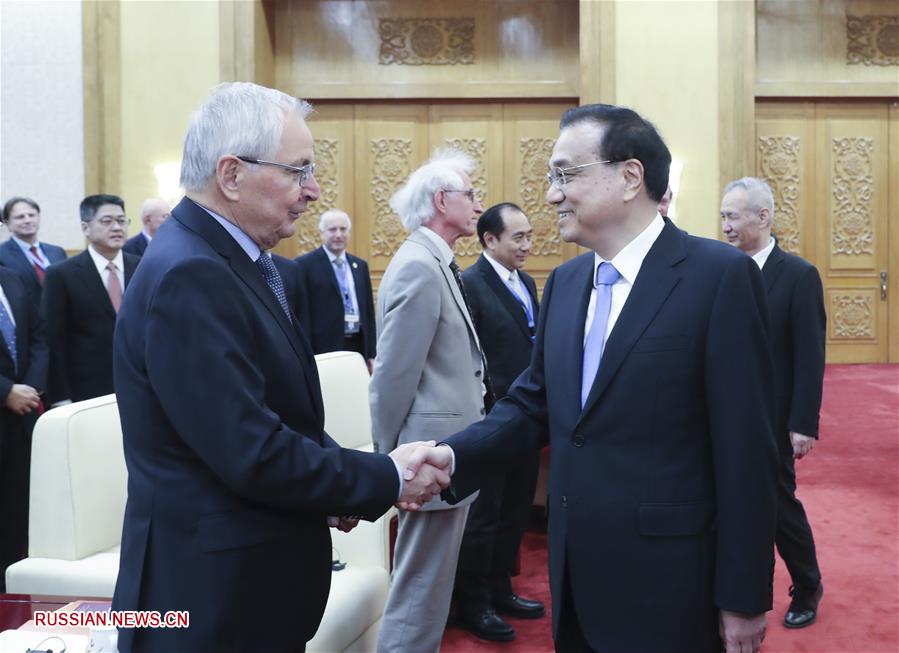 Ли Кэцян провел предновогоднюю встречу с иностранными экспертами в Китае