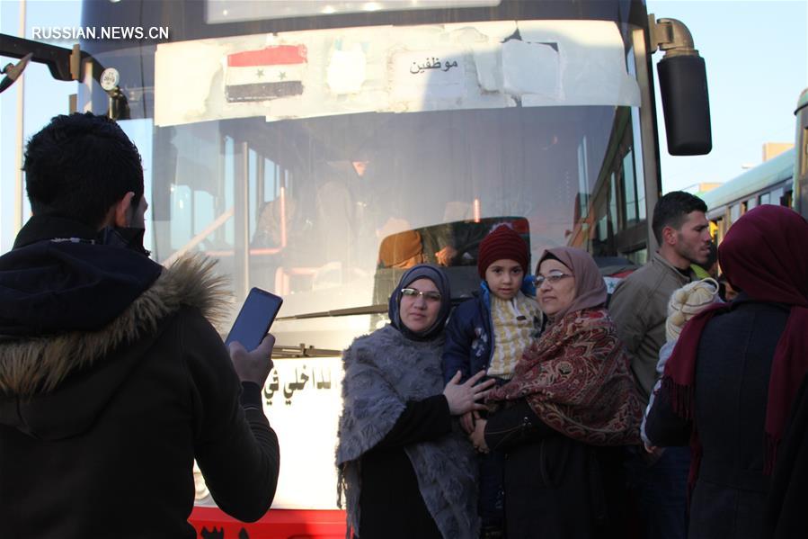 Сотни беженцев вернулись из Ливана в Сирию