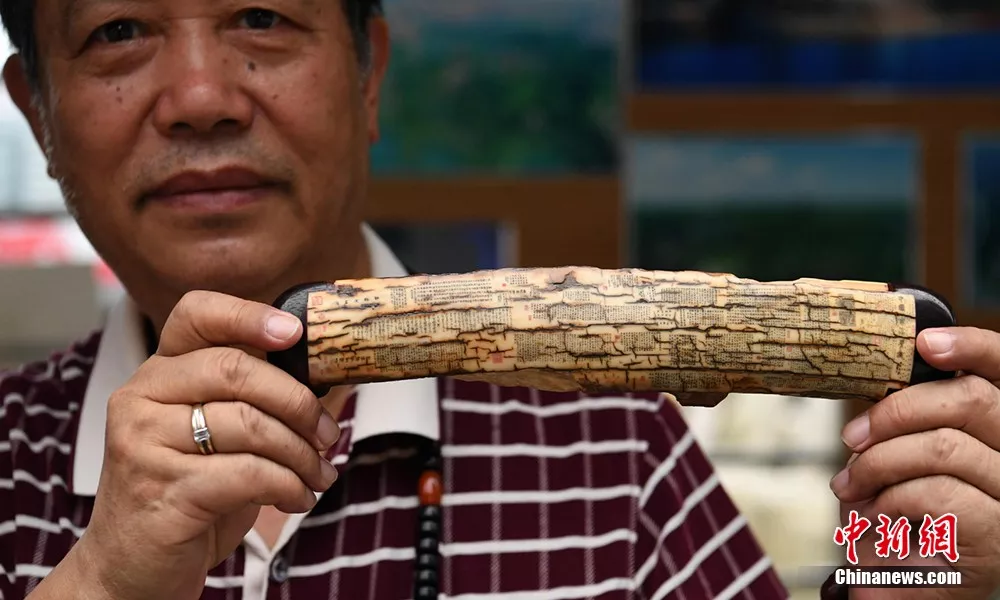Китайский мастер вырезал по кости «По реке в день поминовения усопших»