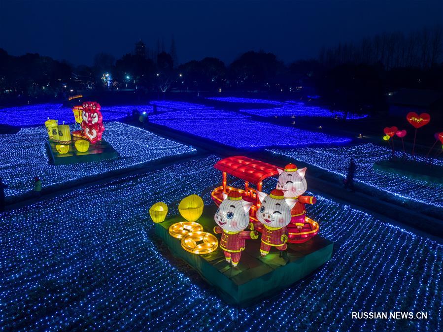 Шоу фонарей на воде в древнем городке на востоке Китая