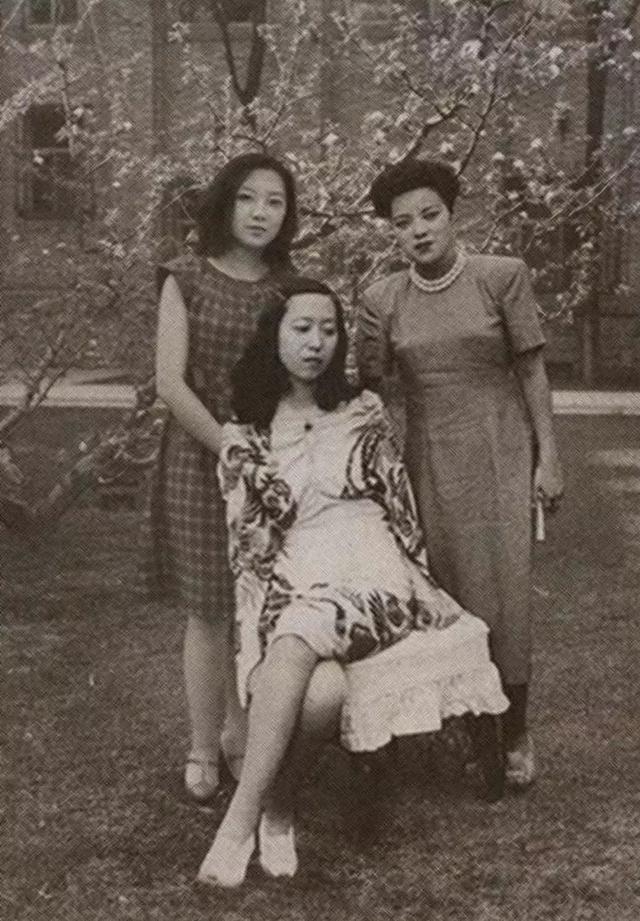 Китаянка “сфотографировалась” со знаменитыми людьми разных эпох