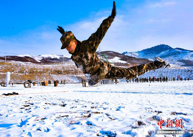 Тренировки китайских солдат на морозе