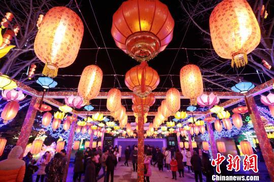В дворце Хуацин города Сиань открылся Фестиваль фонарей