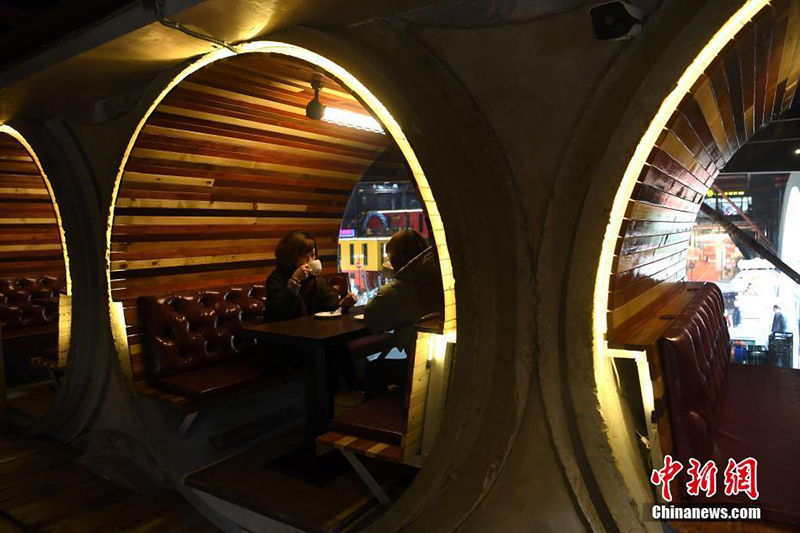 В Чунцине открылась кофейня в виде цементных трубопроводов