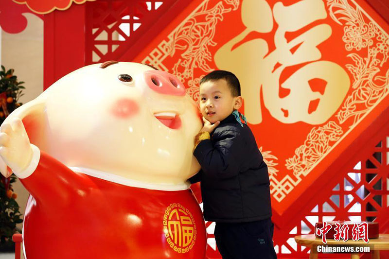 В торговом центре Шанхая появилась скульптура свиньи