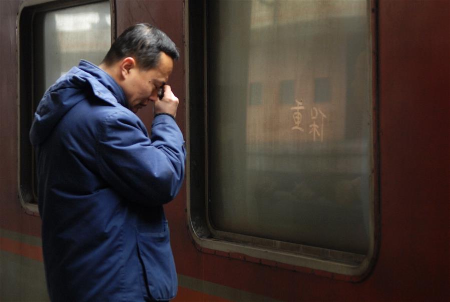 Моменты радости и печали на железнодорожных вокзалах Китая на праздник Весны