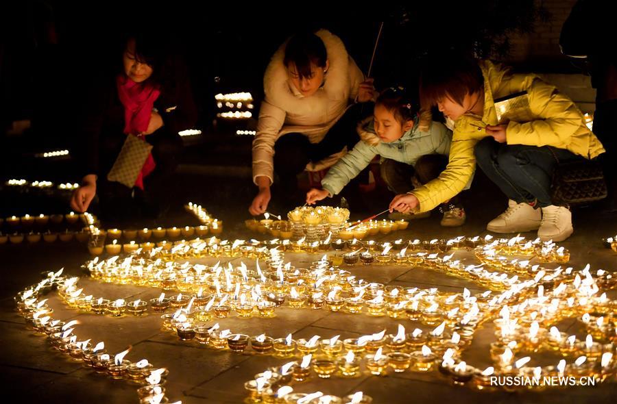 Жители и гости Сианя молятся о счастье и удаче в наступившем Новом году по лунному календарю