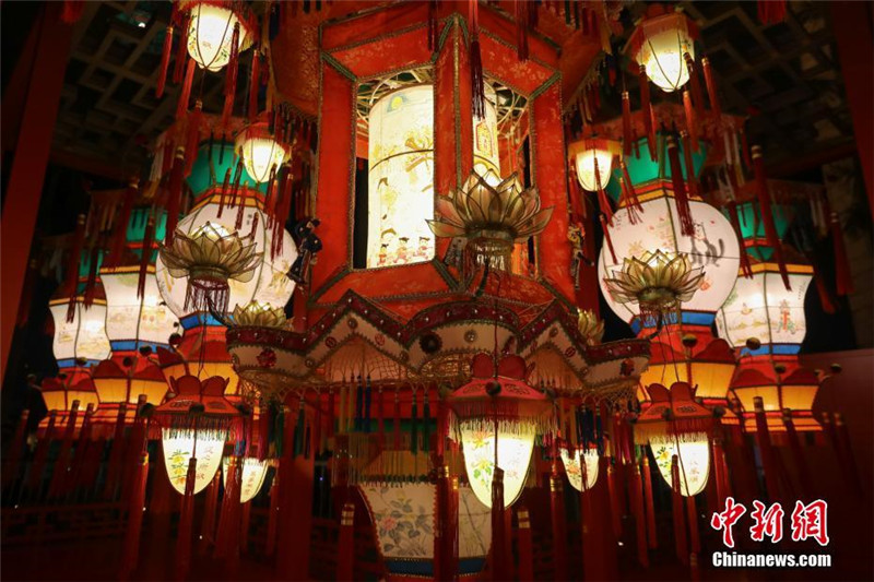Красивые иллюминации в форме павлинов осветили Бухту Виктория Сянгана