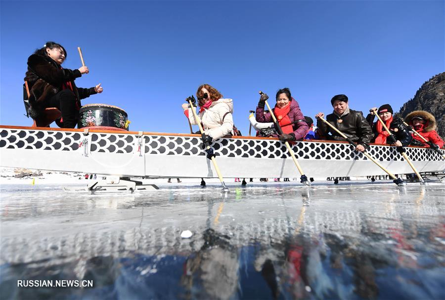 Гонки на лодках-драконах по льду озера Тяньчи в Синьцзяне
