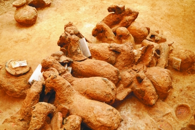 В Циндао впервые обнаружены терракотовые статуи людей и лошадей