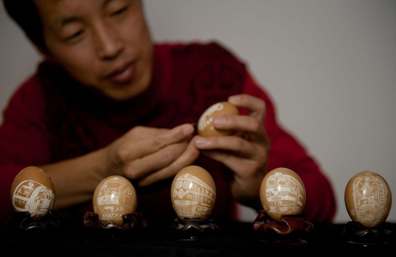 Китаец создает оригинальные мини-шедевры из яичной скорлупы