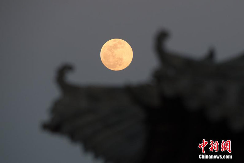 Суперлуна на Праздник фонарей в Китае
