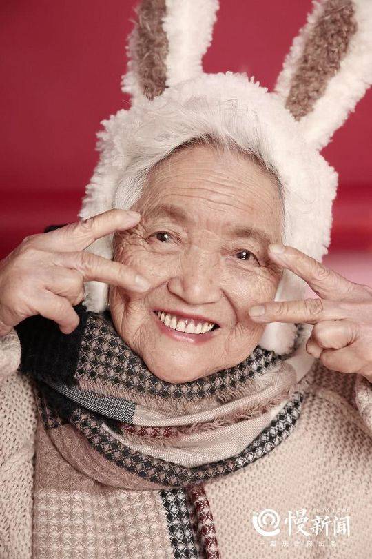 Китаянка провела для бабушки фотосессию в девичьем стиле