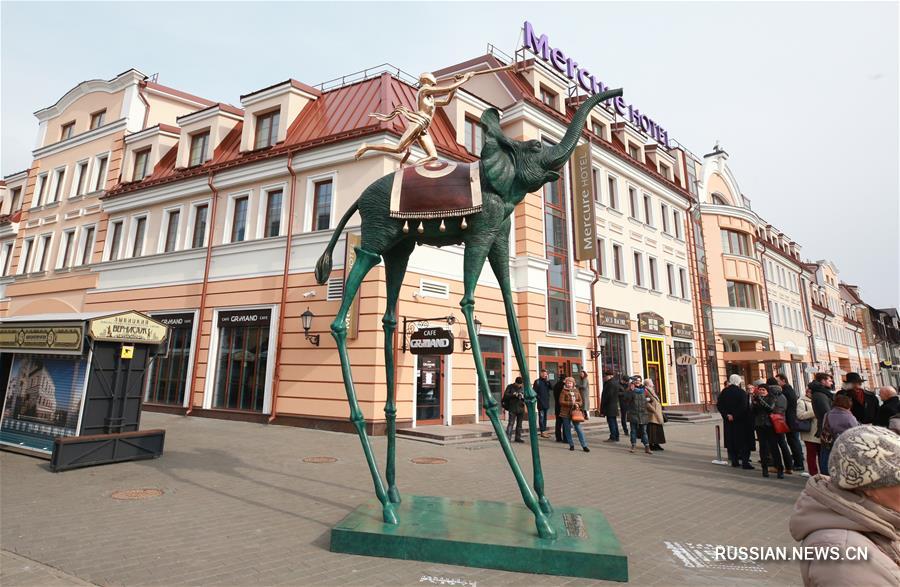 В Минске установили скульптуру Сальвадора Дали "Триумфальный слон"