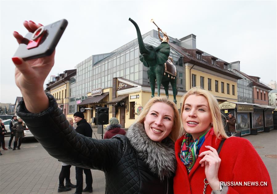 В Минске установили скульптуру Сальвадора Дали "Триумфальный слон"