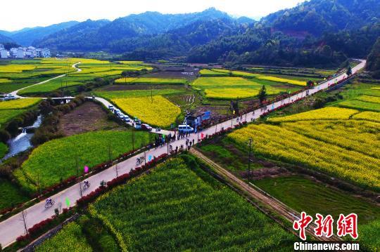 В уезде Уюань провинции Цзянси прошли велогонки