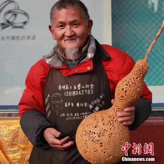 Китайский художник занимается резьбой по тыкве-горлянке