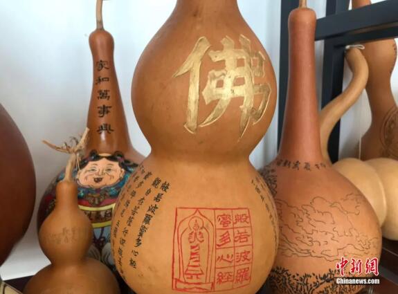 Китайский художник занимается резьбой по тыкве-горлянке