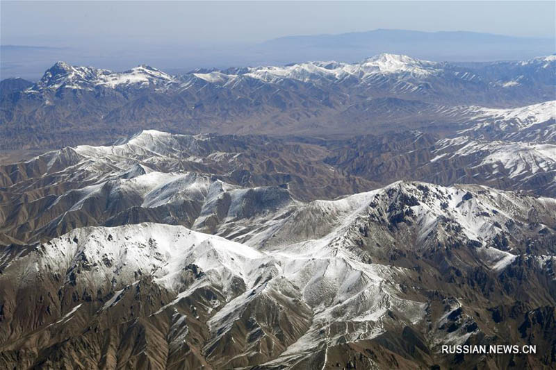 Апрельские пейзажи заснеженных гор Циляньшань