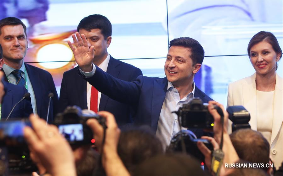 Владимир Зеленский отпраздновал победу в своем штабе