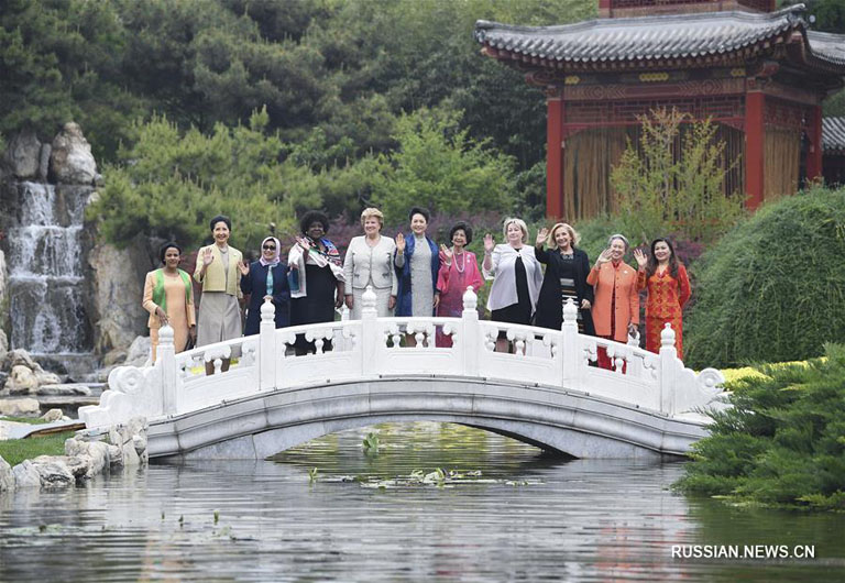Пэн Лиюань пригласила супруг зарубежных руководителей посмотреть китайскую оперу