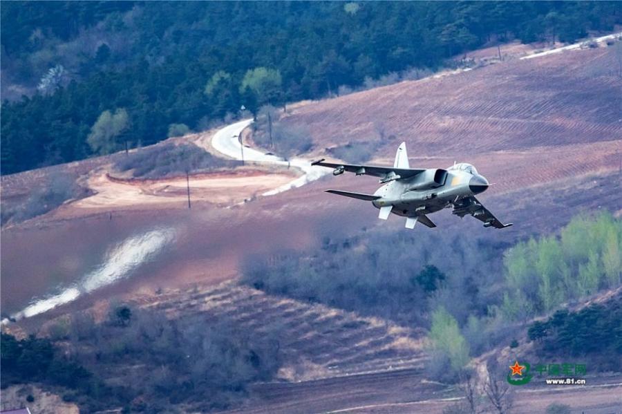 Фотографии китайского истребителя-бомбардировщика в процессе преодоления зоны ПВО на малой высоте