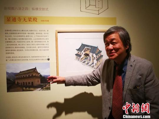 На фото: Ли Цзяньлан на своей выставке в 2018 г.