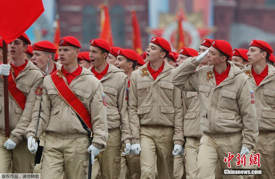 На Красной площади в Москве начался парад Победы