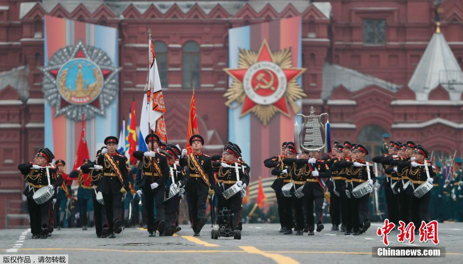 На Красной площади в Москве начался парад Победы