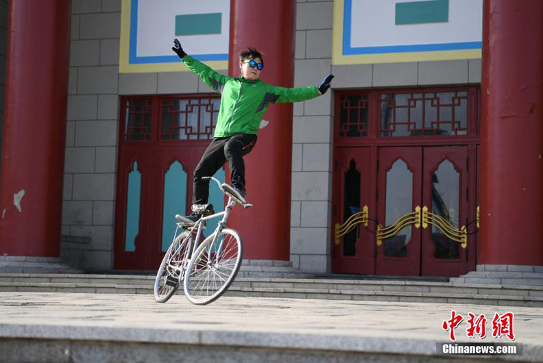 Виртуозное выступление китайца на велосипеде