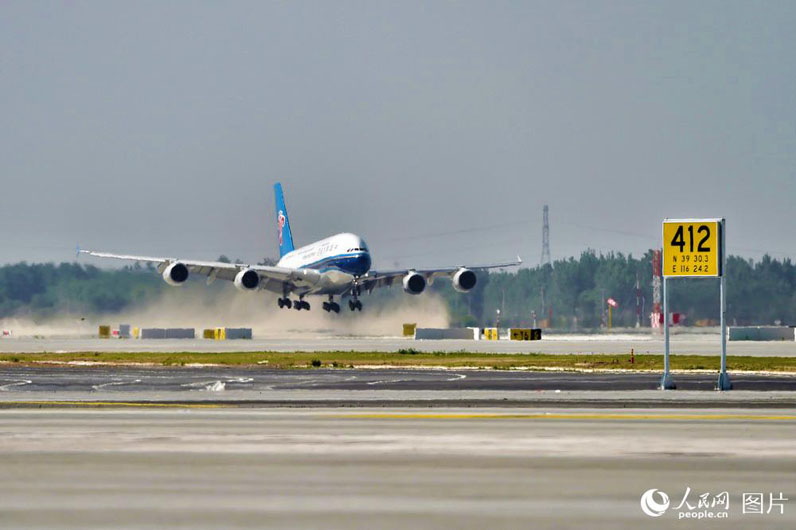 В пекинском аэропорту Дасин провели испытательный полет пассажирских самолетов