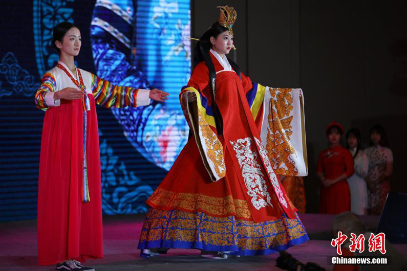 В Нанкине состоялся показ национальных костюмов стран вдоль морского Шелкового пути