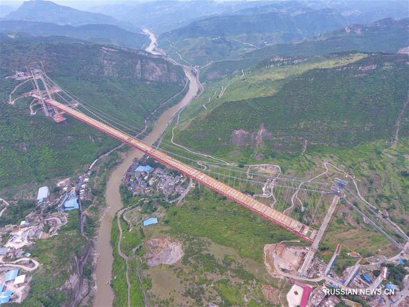 Парящий над горной долиной -- Строящийся мост через реку Чишуй в Гуйчжоу
