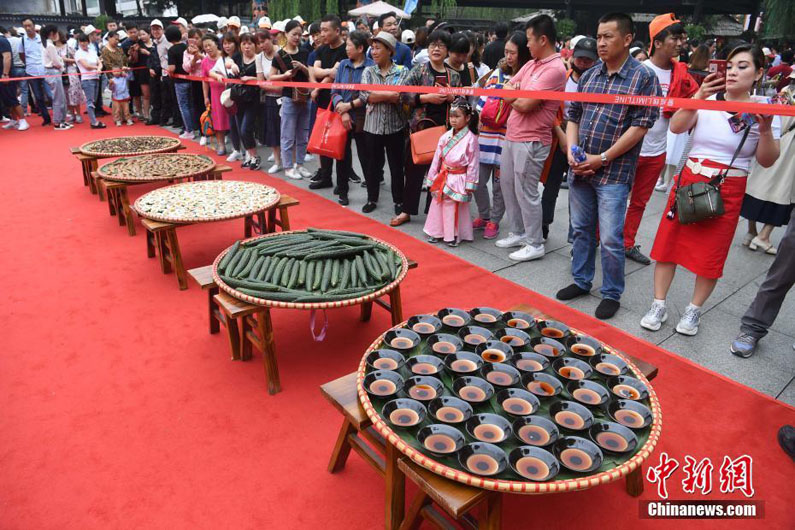 Туристы в городе Ханчжоу встречают праздник Дуаньу