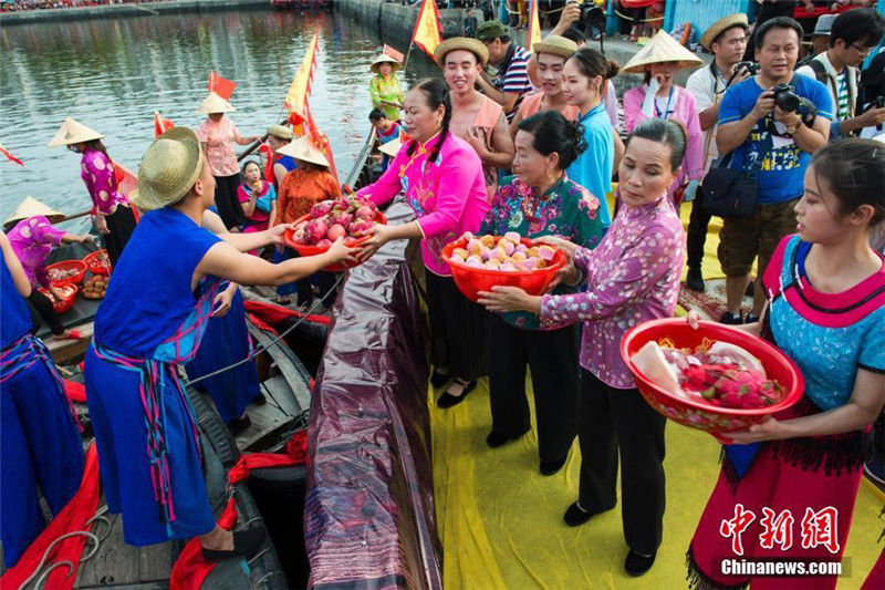 Необычная китайская свадьба прошла на рыболовных суднах 