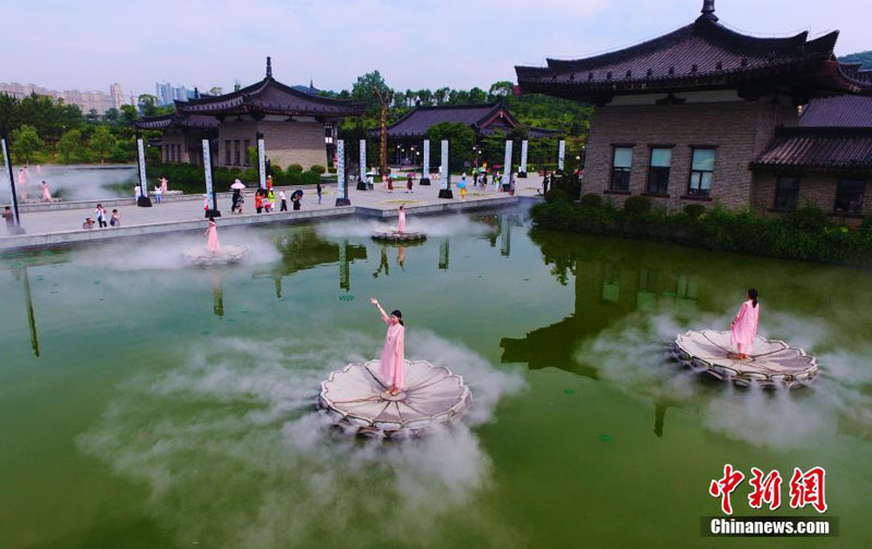 Танцы на воде в городе Ичунь Китая