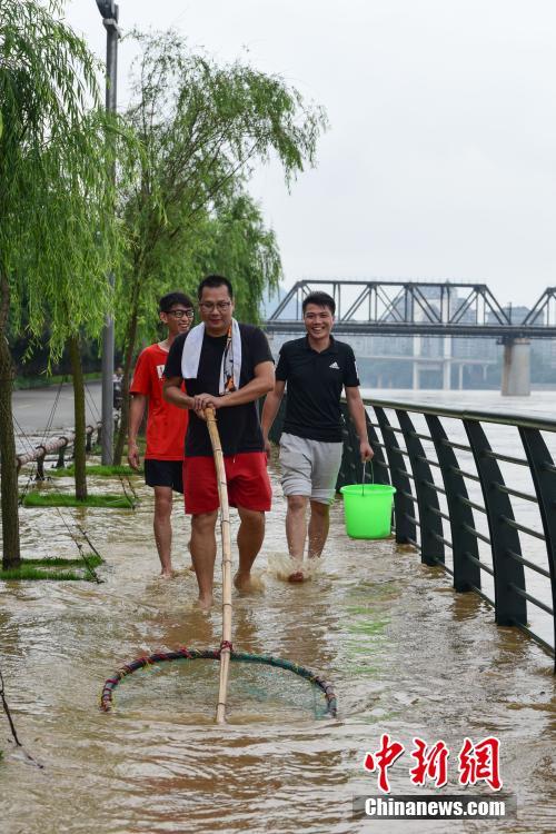 Жители города Лючжоу ловили рыбу на улице после паводка  